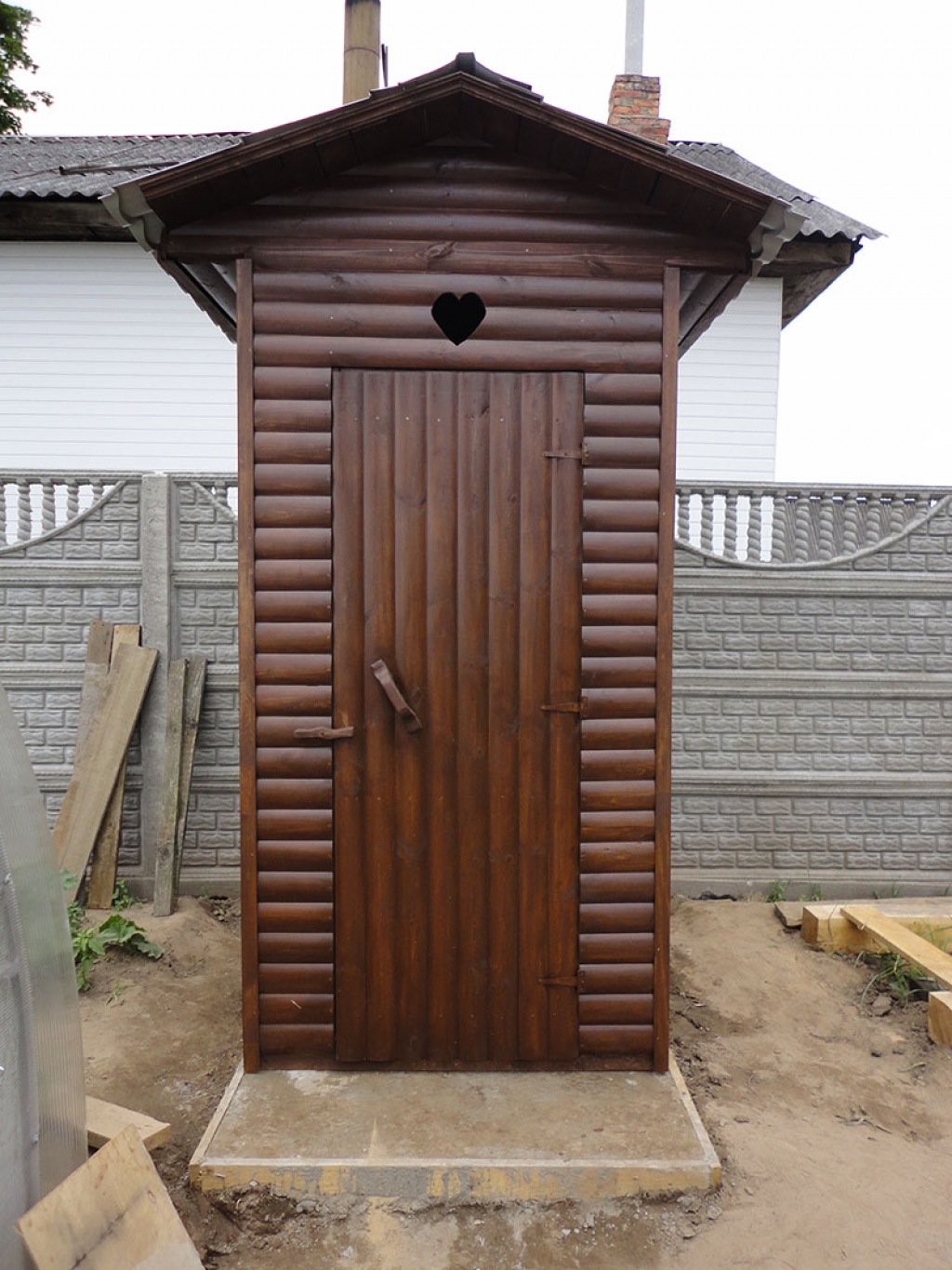 Уличный деревянный туалет цена. Дачный уличный туалет. Деревянный туалет. Туалет дачный деревянный. Уличный туалет для дачи деревянный.